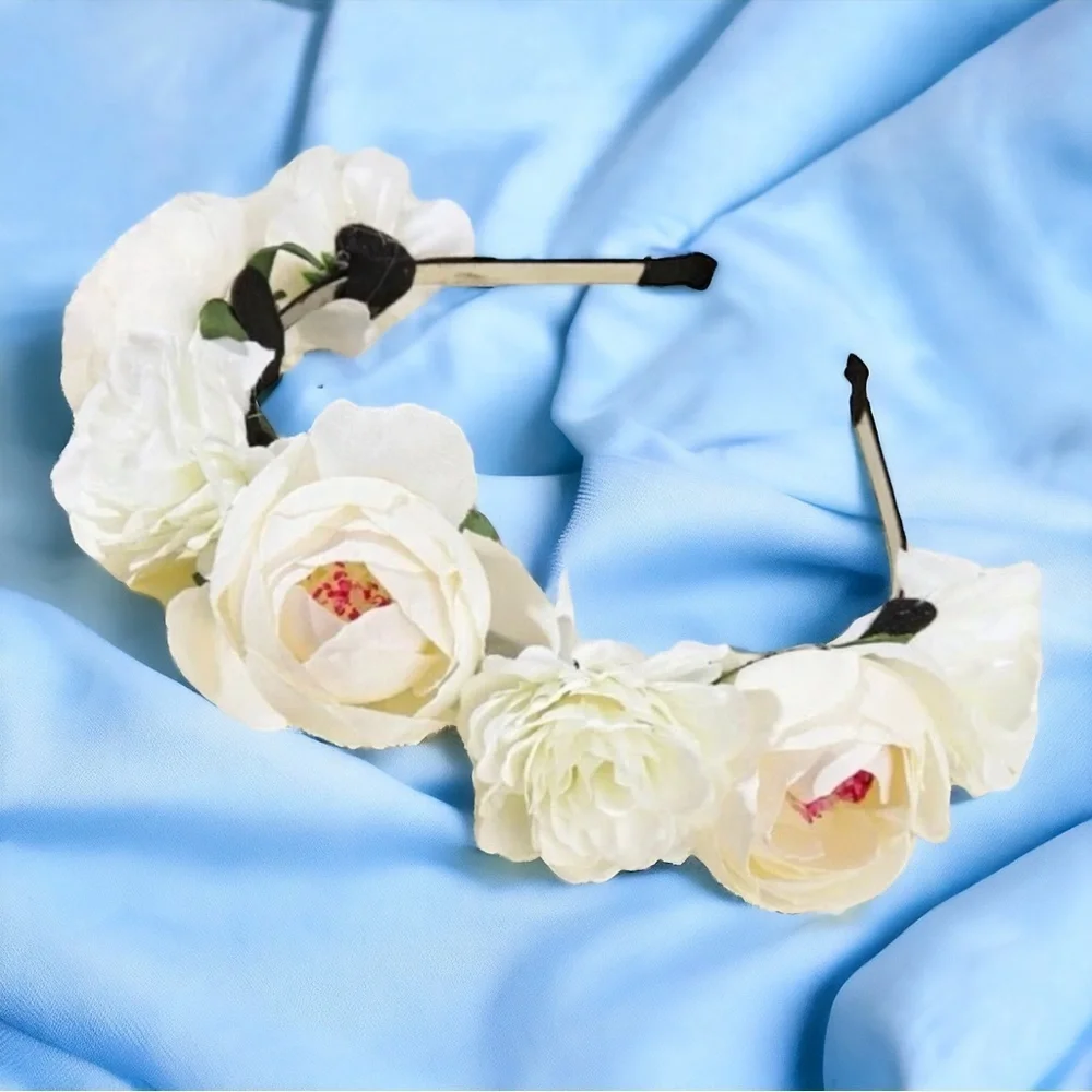 Blooming Beauty: White Flower Headband for the Perfect Boho Chic Look! NWOT